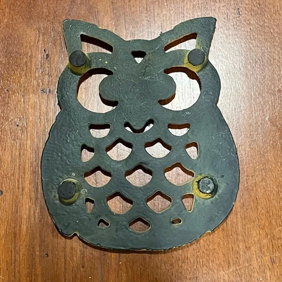 Cast Iron Hot Plate yellow Owl, Footed trivet - Picture 2 of 2